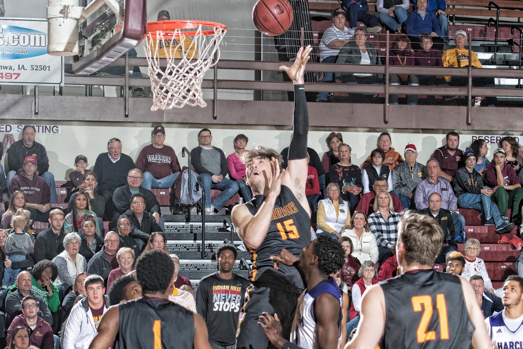 Ivan Aurrecoecha scoring a basket.
