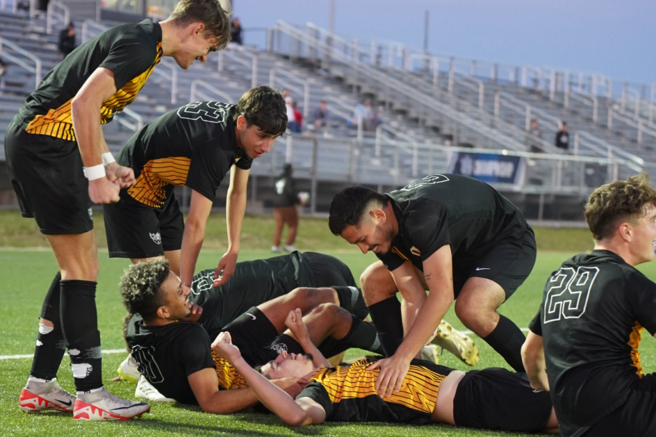 MARQUES' HEROICS KEEP WARRIORS' SEASON ALIVE