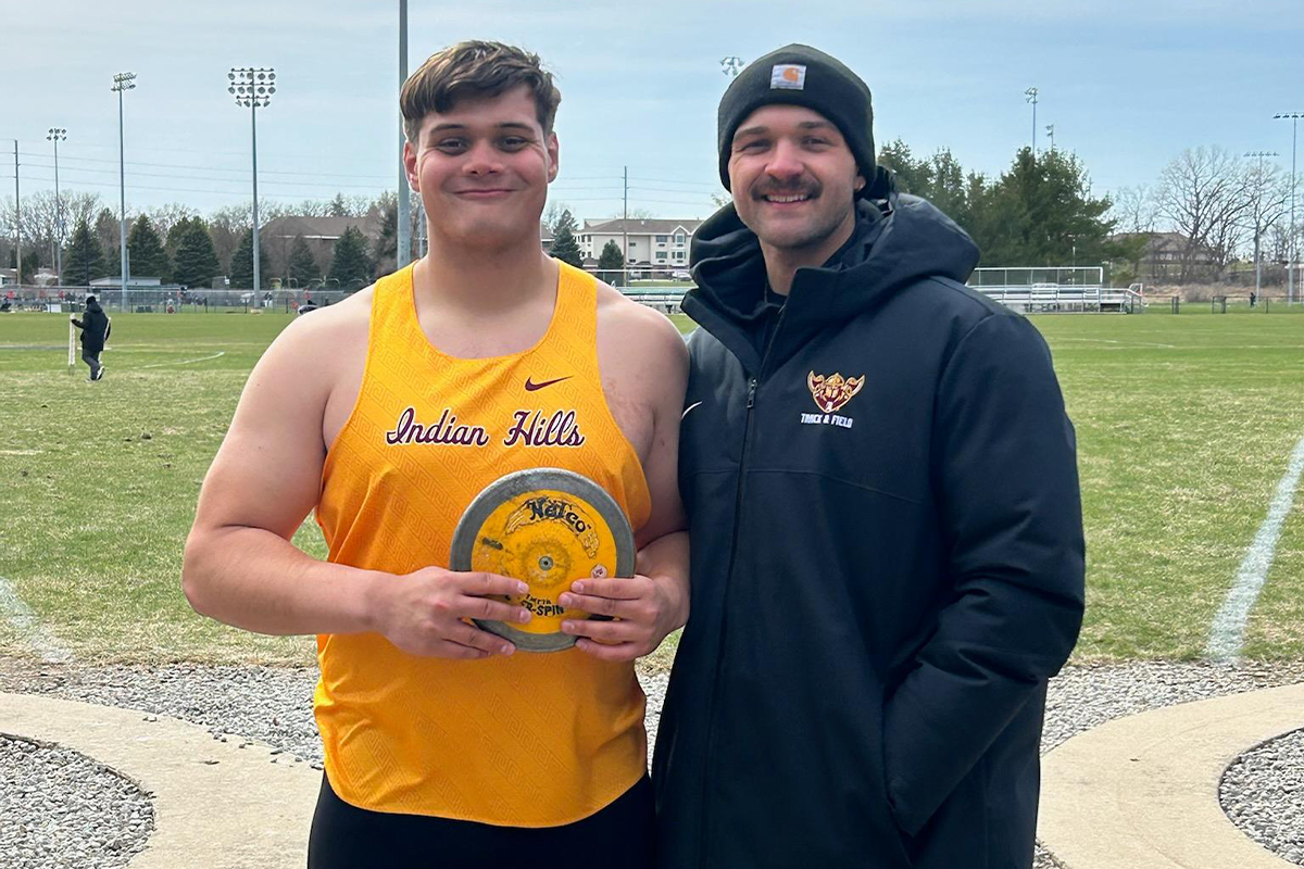 THROWERS SHINE AT WARTBURG SELECT MEET
